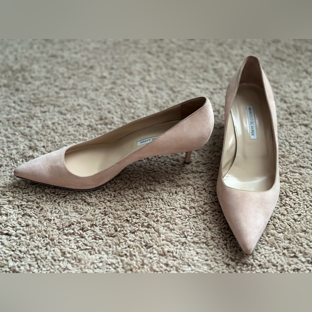 Manolo Blahnik Light Pink Suede Pumps